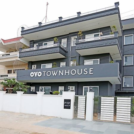 Oyo Townhouse 018 Medanta Hotel Gurgaon Luaran gambar