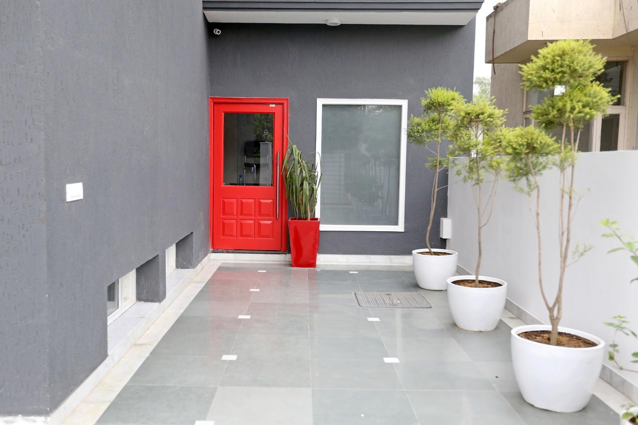 Oyo Townhouse 018 Medanta Hotel Gurgaon Luaran gambar